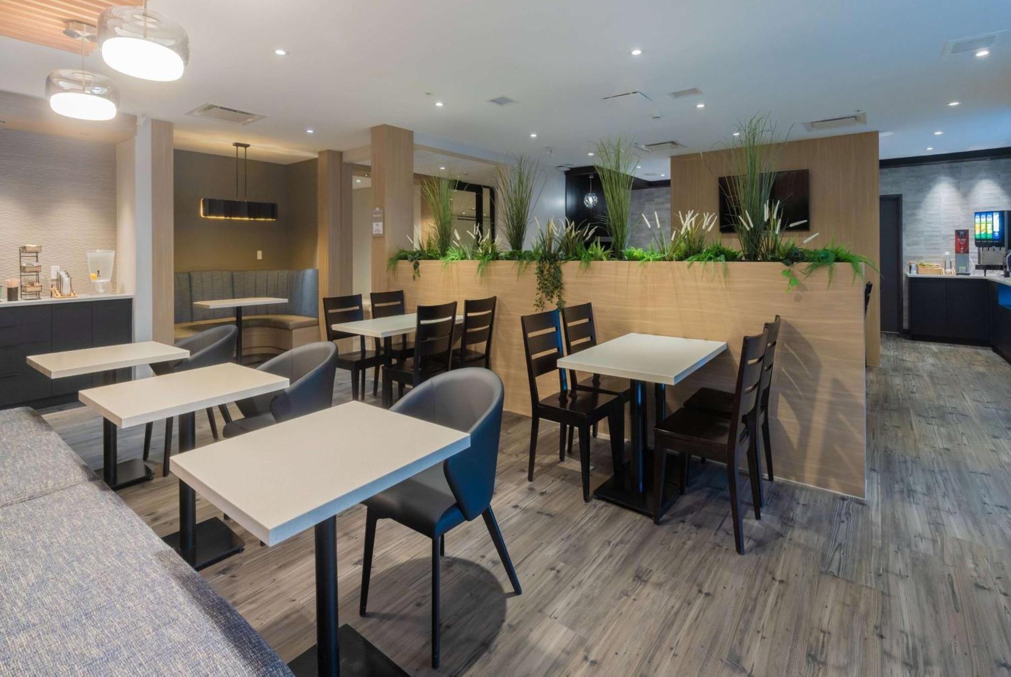 Microtel Inn & Suites By Wyndham Oyster Bay Ladysmith Exterior photo